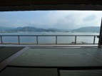 湖上閣：角部屋　窓から東郷湖を望む